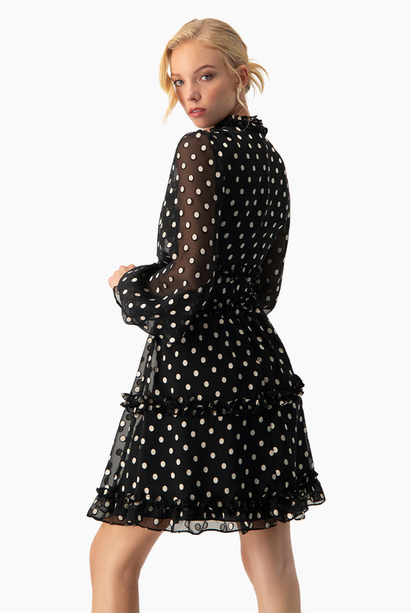 Vestido corto y manga larga amplia