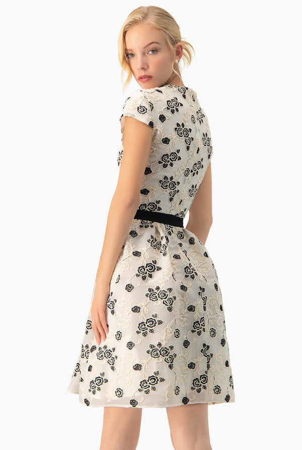 Vestido corto linea A manga corta