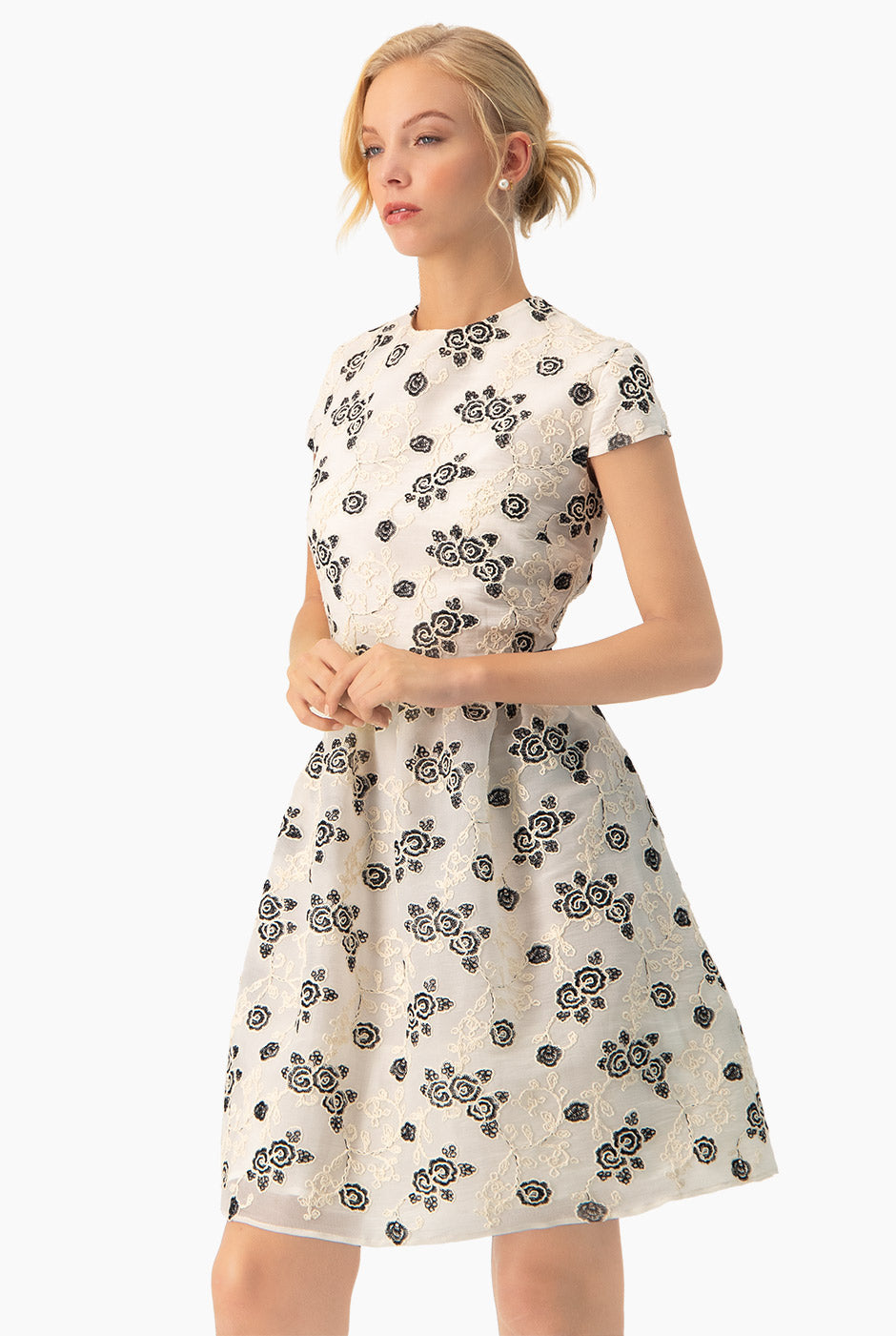 Vestido corto línea A natural con estampado floral y cinturón negro