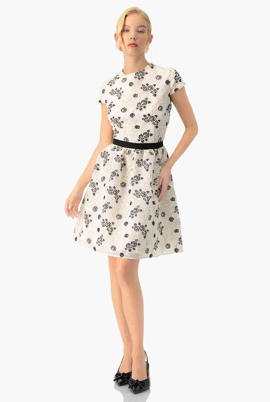 Vestido corto línea A natural con estampado floral y cinturón negro