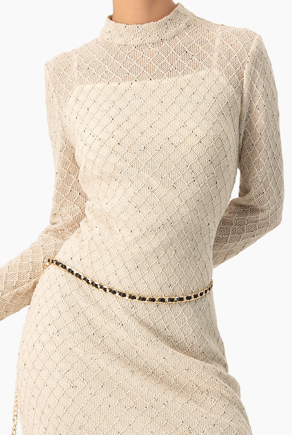 Vestido largo natural con cuello alto y cinturón de cadena