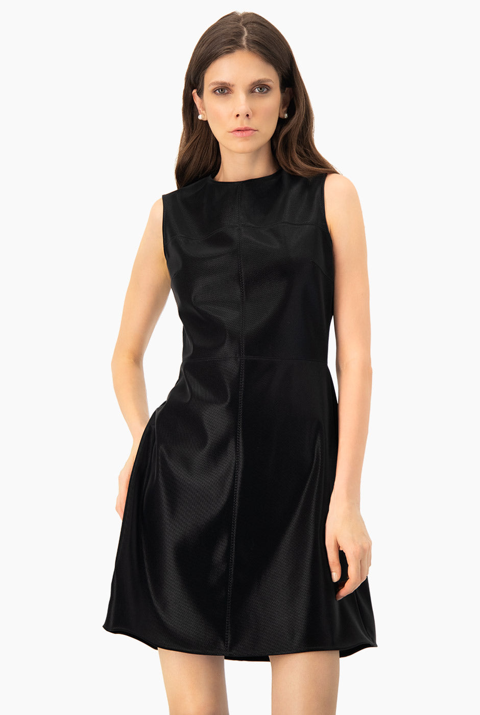 Vestido negro sin mangas con cuello redondo y costuras visibles