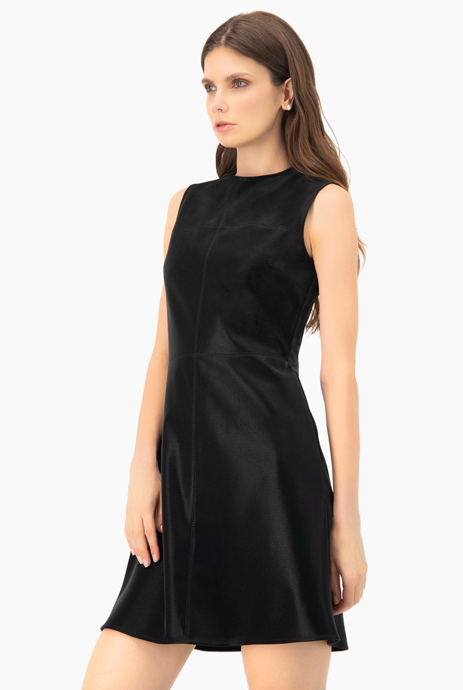 Vestido negro sin mangas con cuello redondo y costuras visibles