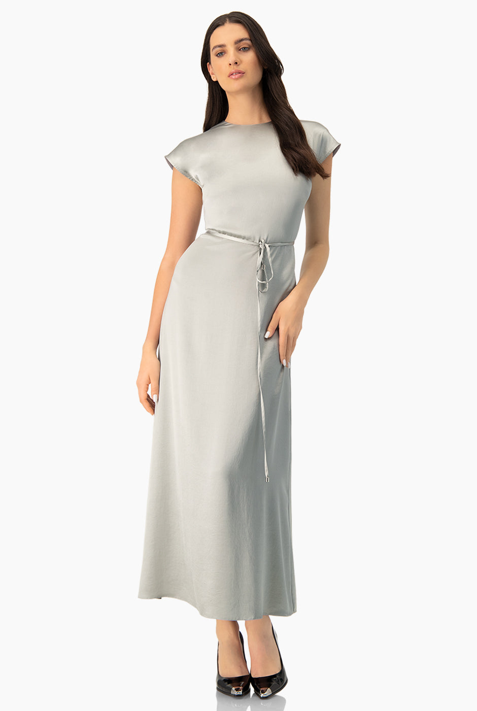 Vestido largo sin mangas en tono plateado con cinturón delgado