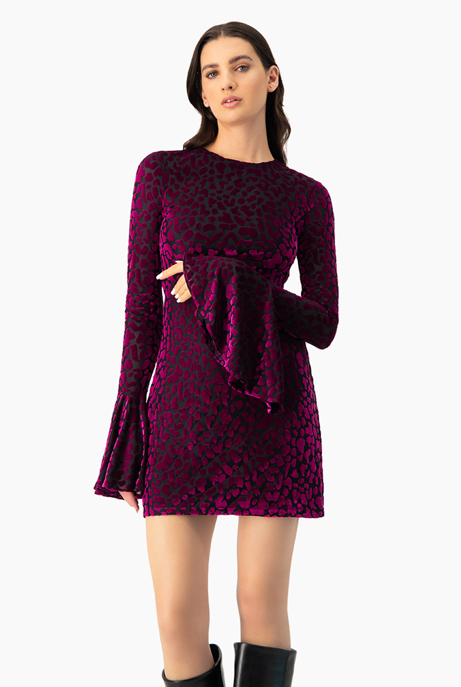 Vestido corto fucsia con cuello redondo y estampado animal print