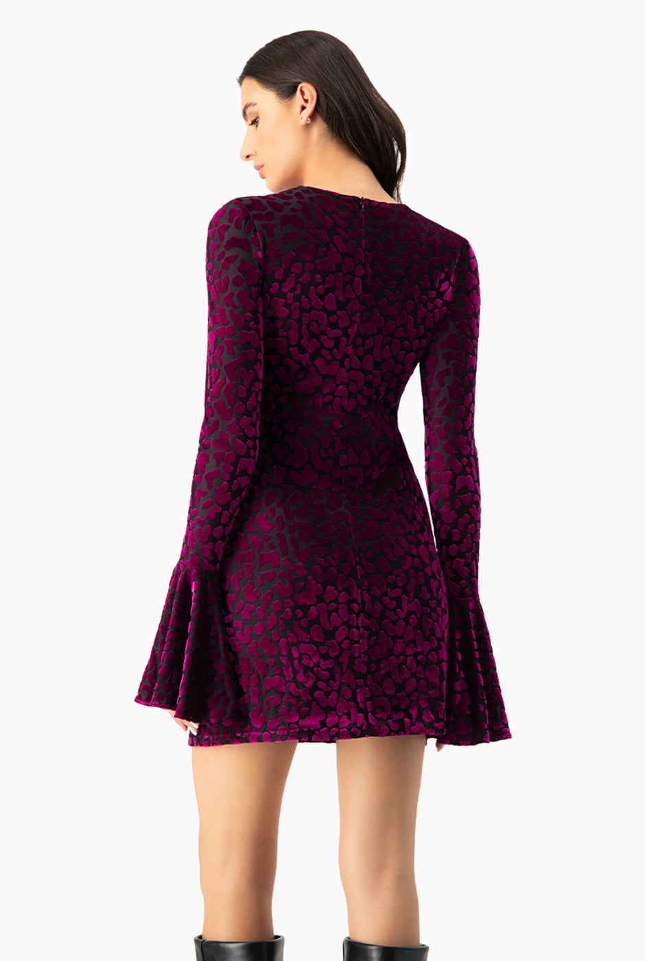 Vestido corto fucsia con cuello redondo y estampado animal print