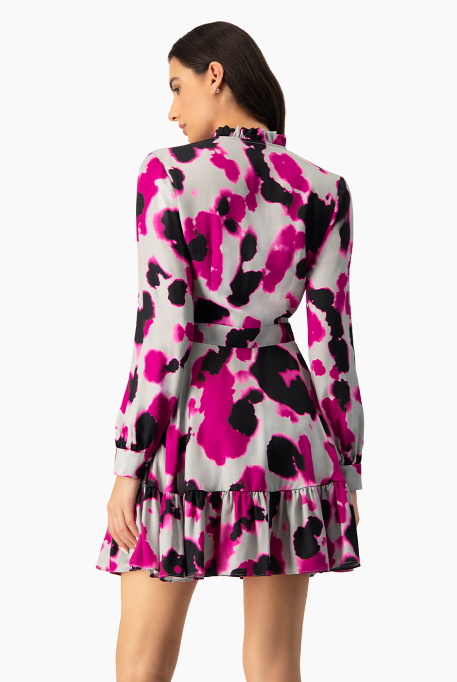 Vestido corto estampado multicolor con mangas largas y cuello alto