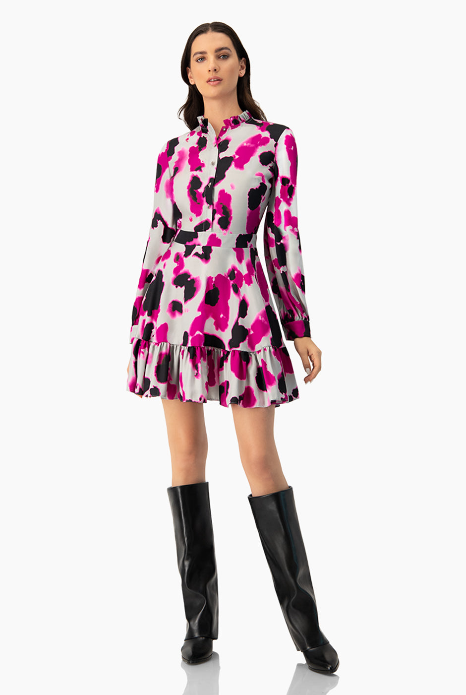 Vestido corto estampado multicolor con mangas largas y cuello alto