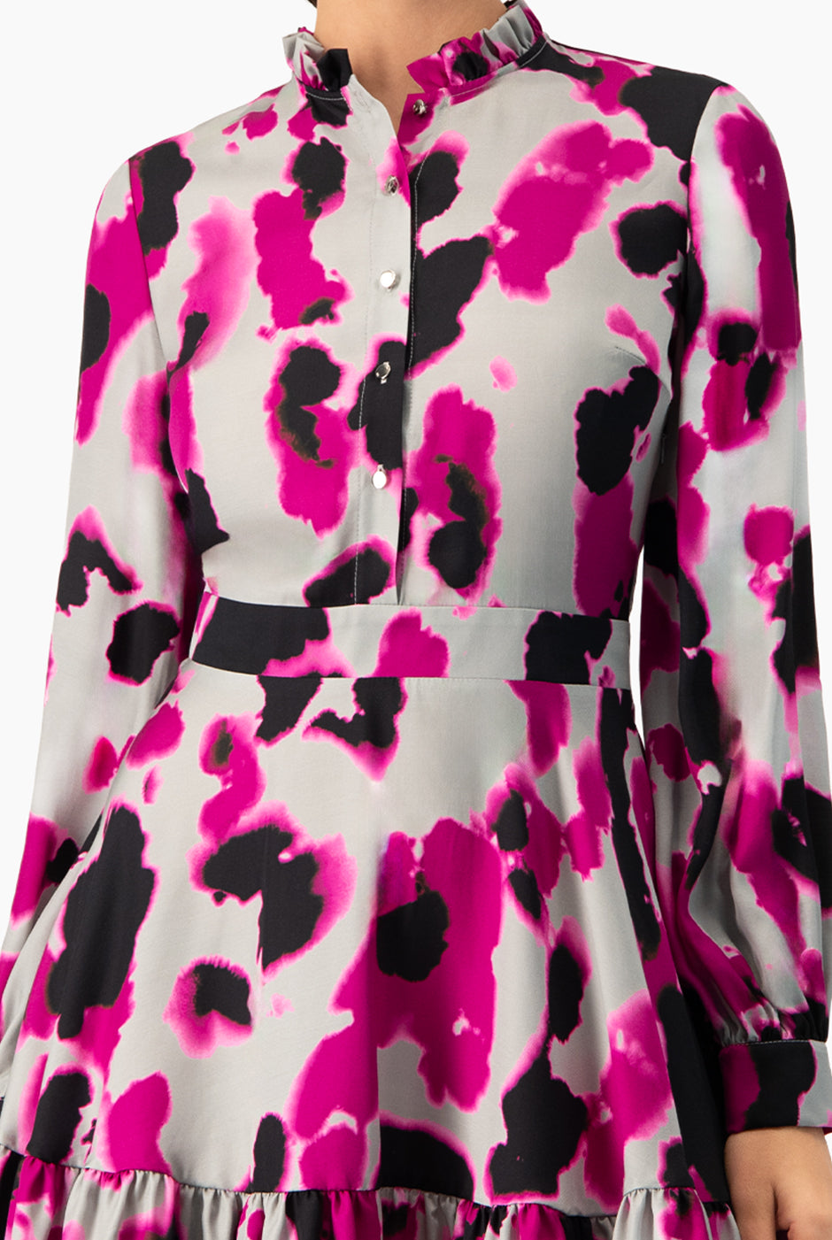 Vestido corto estampado multicolor con mangas largas y cuello alto