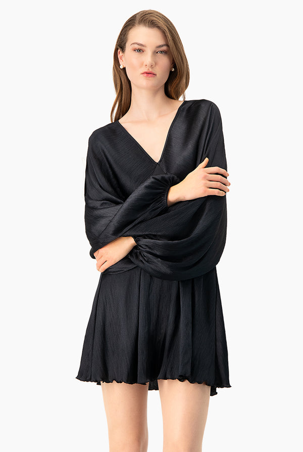 Vestido corto negro de manga amplia