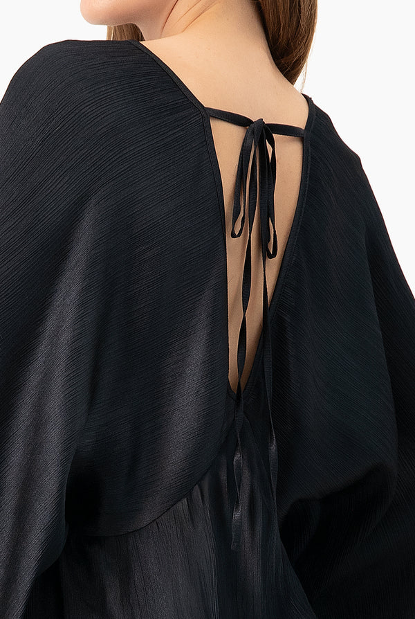 Vestido corto negro de manga amplia