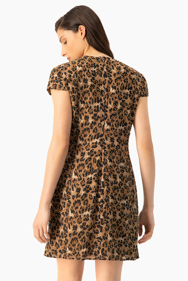 Vestido corto y cuello redondo