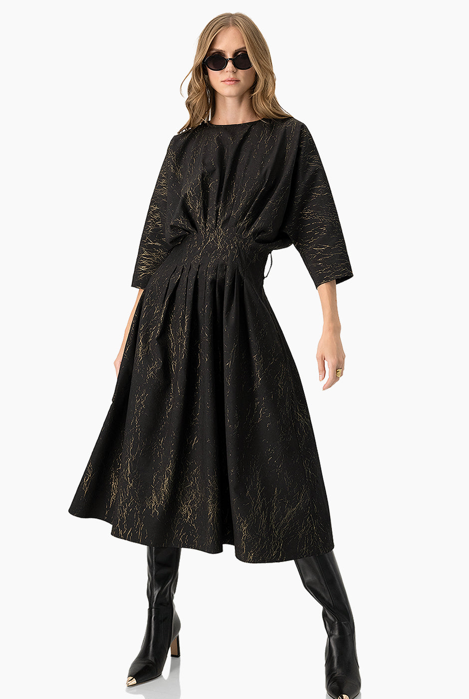 Vestido midi negro con cinturón ancho y estampado dorado