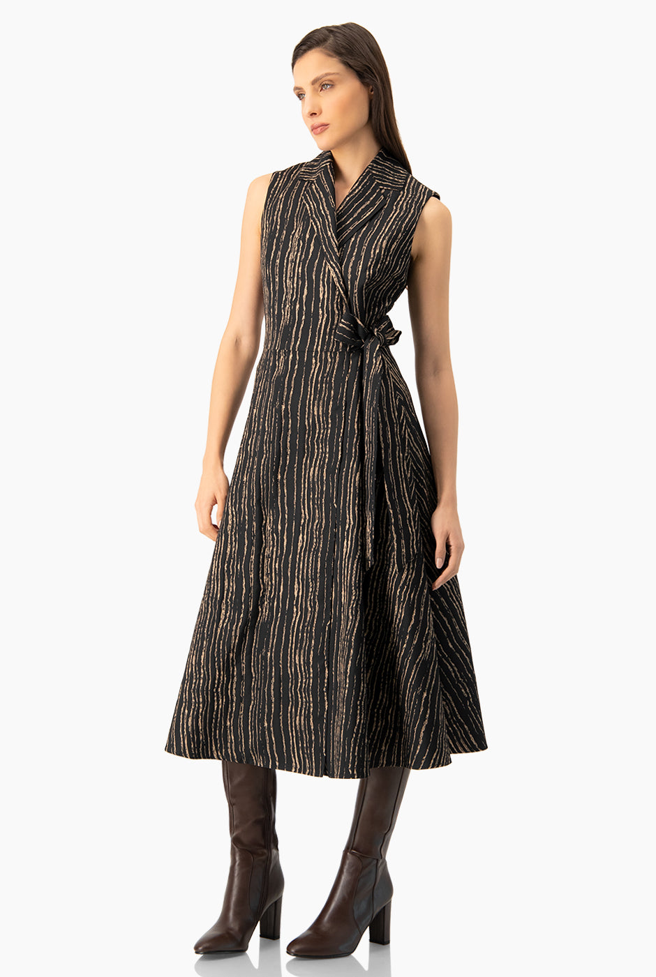 Vestido largo cruzado negro sin mangas con lazo y estampado de líneas