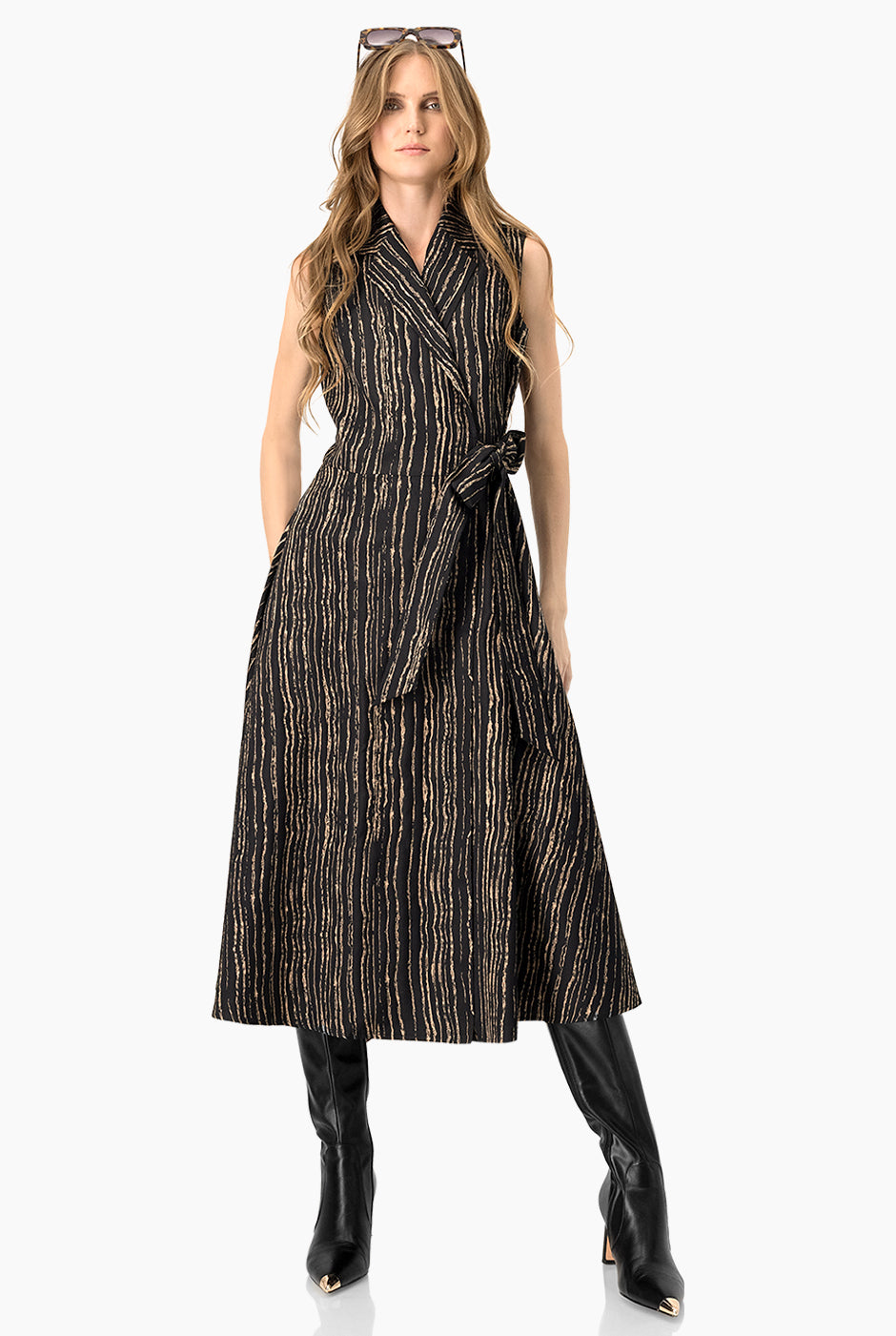 Vestido largo cruzado negro sin mangas con lazo y estampado de líneas