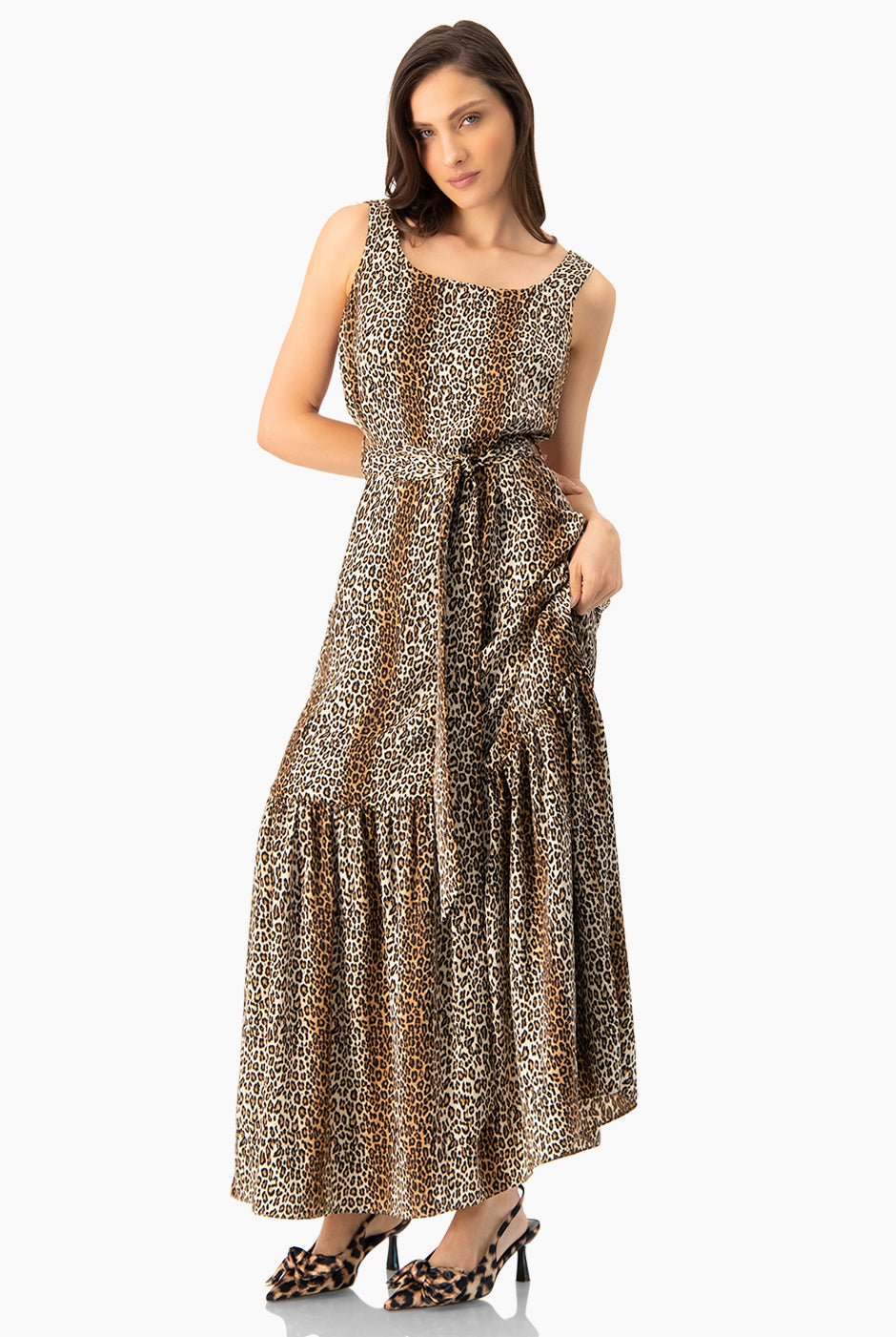 Vestido maxi café con estampado animal print y cinturón