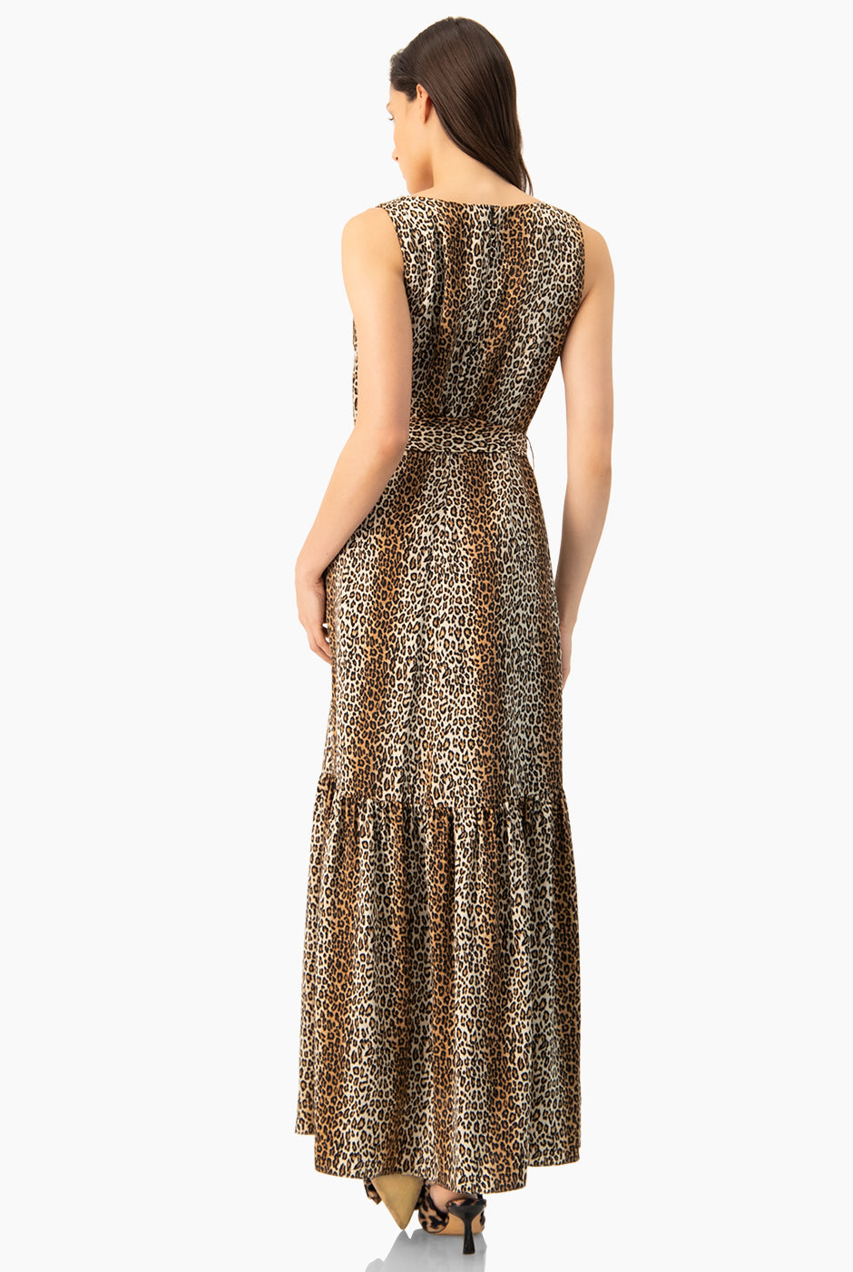 Vestido maxi café con estampado animal print y cinturón