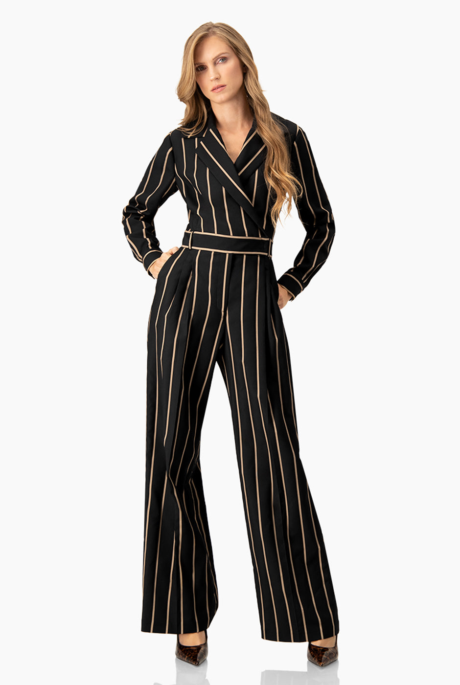 Jumpsuit negro con rayas, escote en V y bolsillos laterales