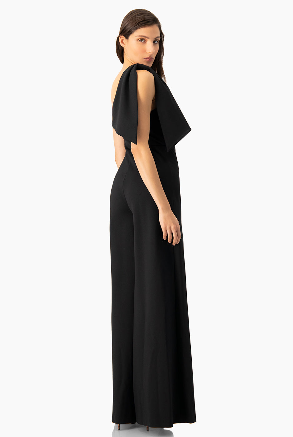Jumpsuit negro de un hombro con lazo y pierna amplia