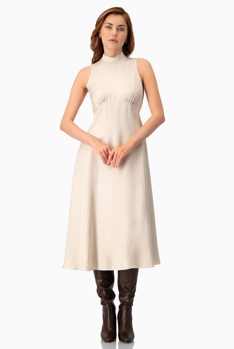 Vestido largo marfil sin mangas y cuello alto