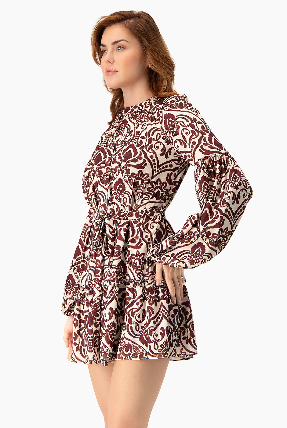 Vestido corto estampado vino con manga larga y cuello redondo