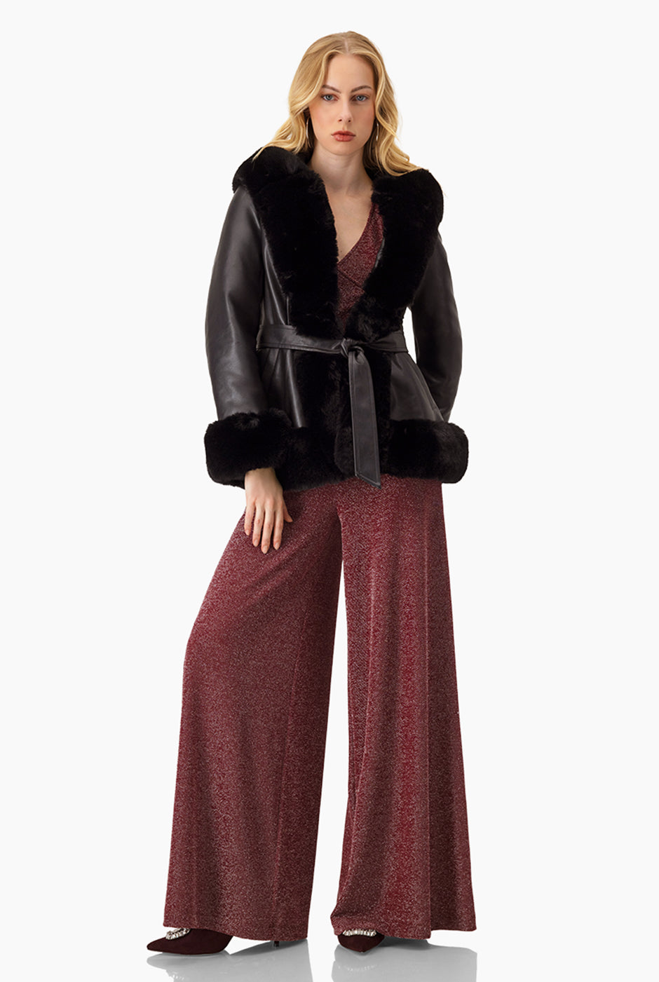 Jumpsuit vino con escote en V y mangas tres cuartos