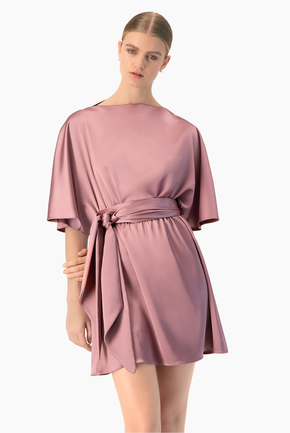 Vestido corto rosa oscuro con cinta en la cintura y manga murciélago