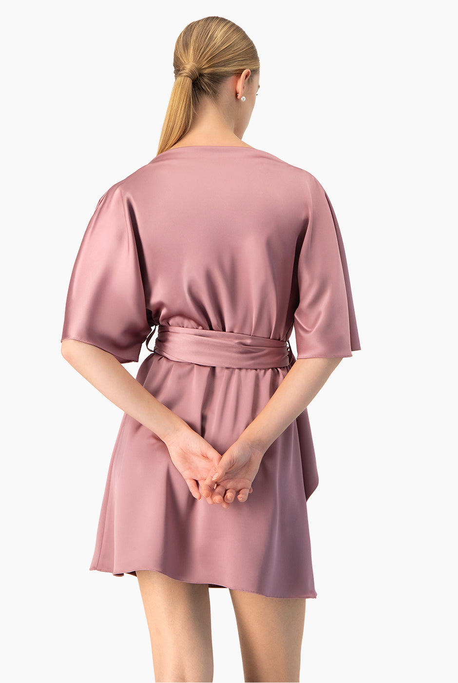 Vestido corto rosa oscuro con cinta en la cintura y manga murciélago