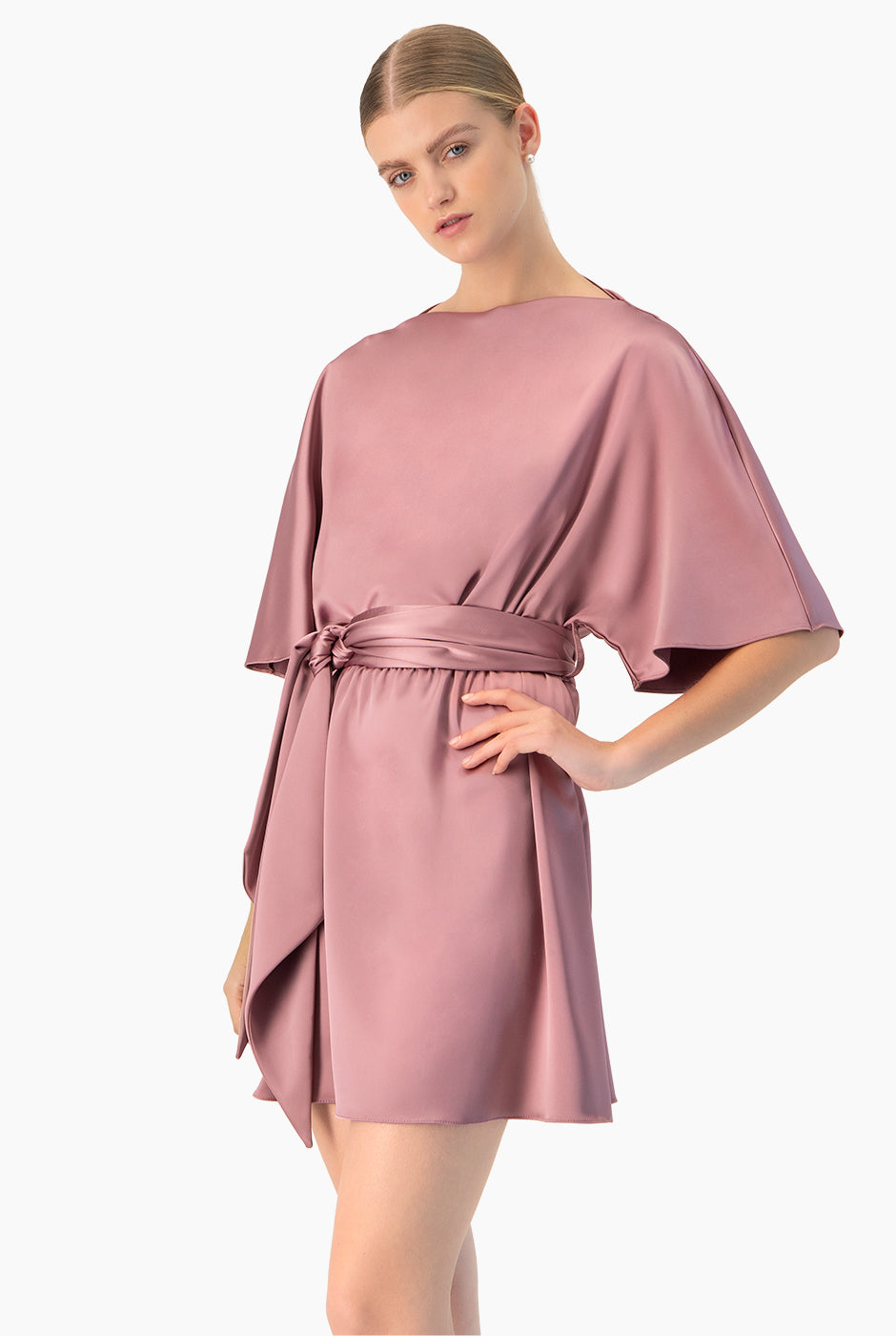 Vestido corto rosa oscuro con cinta en la cintura y manga murciélago