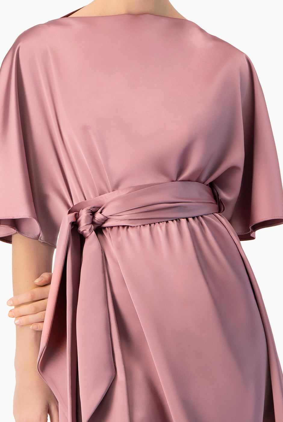 Vestido corto rosa oscuro con cinta en la cintura y manga murciélago