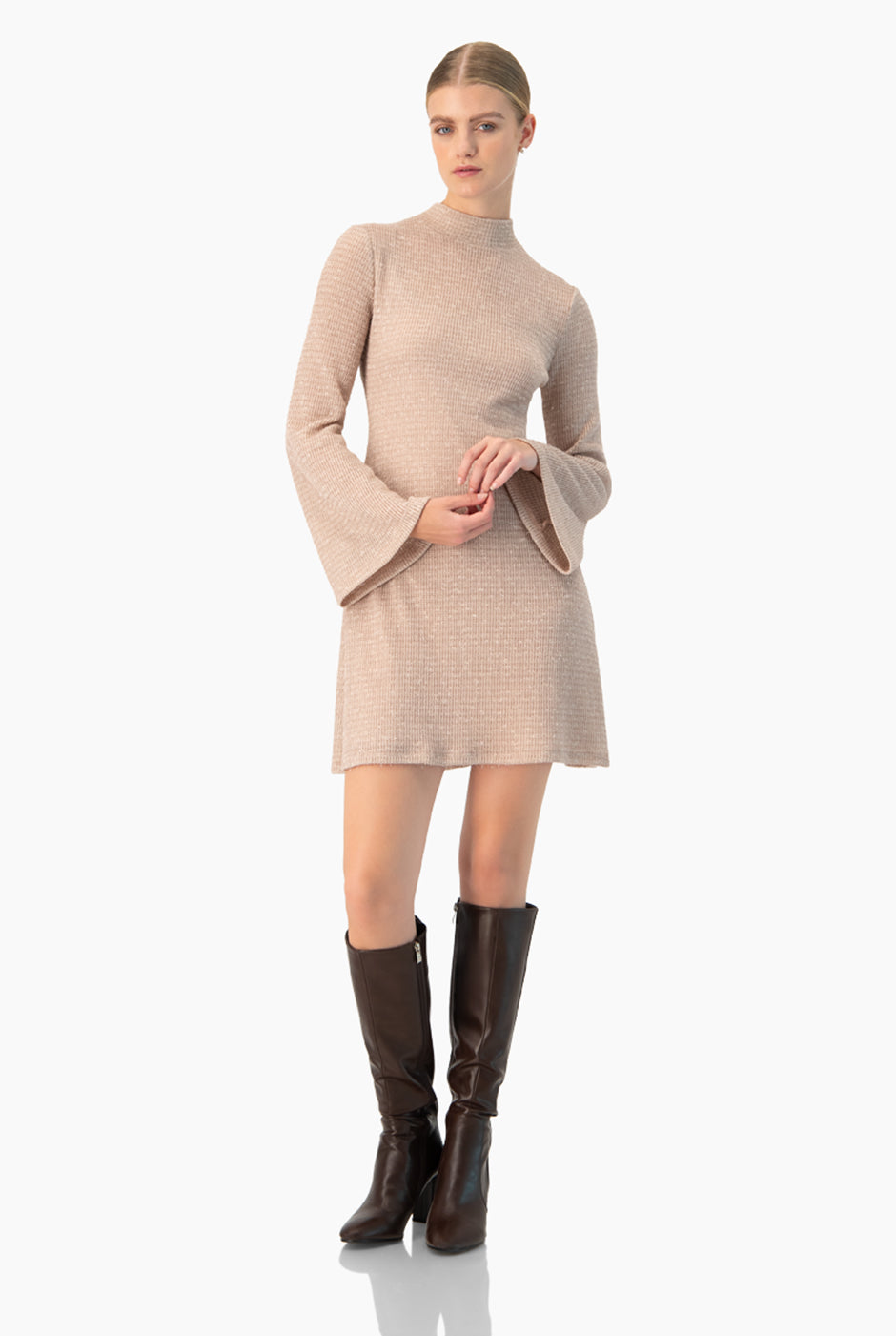 Vestido corto tejido rosa de manga larga y cuello alto