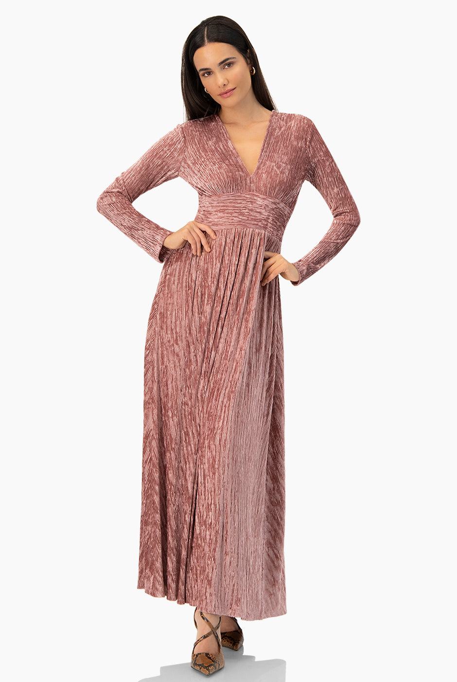 Vestido largo rosa oscuro con escote V y mangas largas plisadas