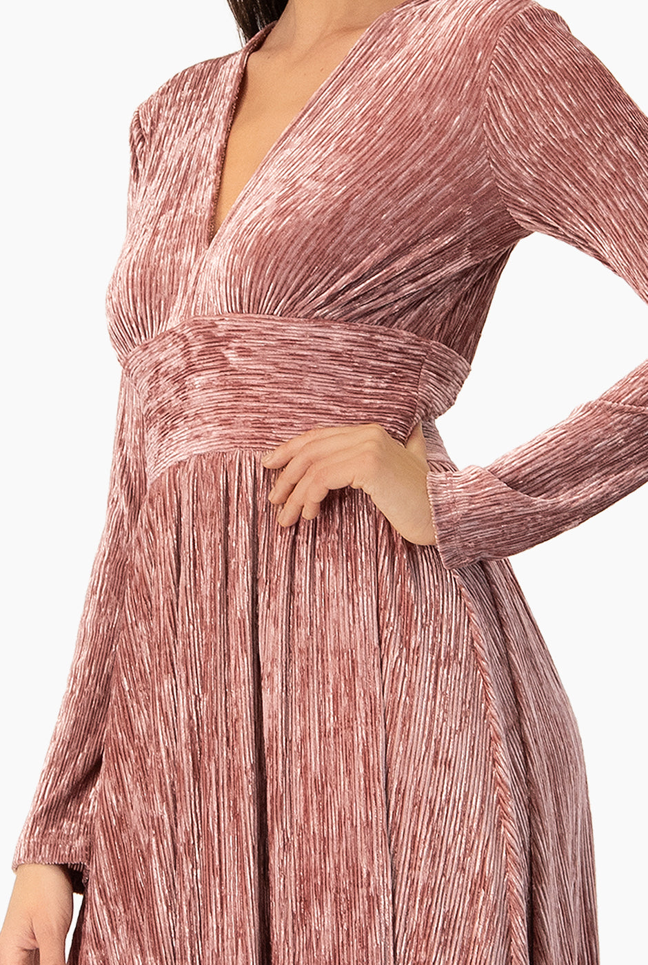 Vestido largo rosa oscuro con escote V y mangas largas plisadas
