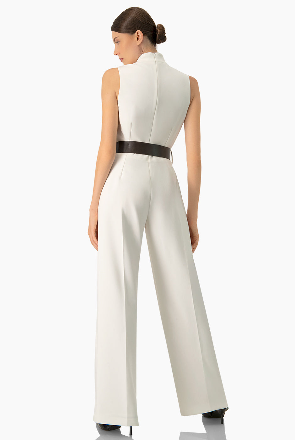 Jumpsuit marfil sin mangas con cinturón y botones frontales