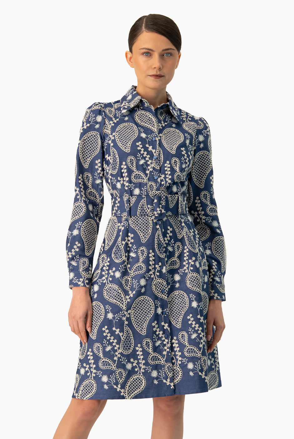 Vestido azul Línea A con bordado floral y cinturón