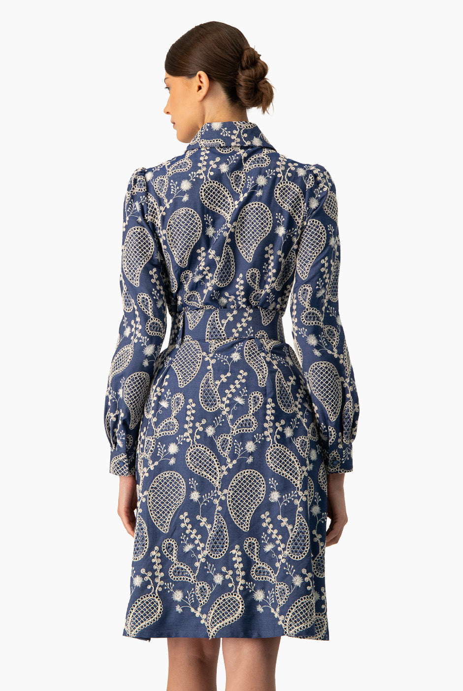 Vestido azul Línea A con bordado floral y cinturón