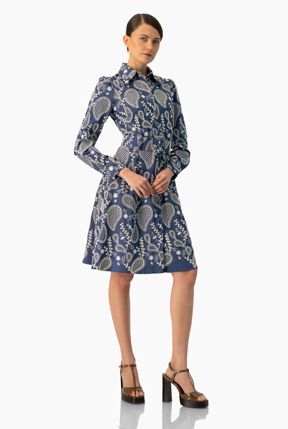 Vestido azul Línea A con bordado floral y cinturón