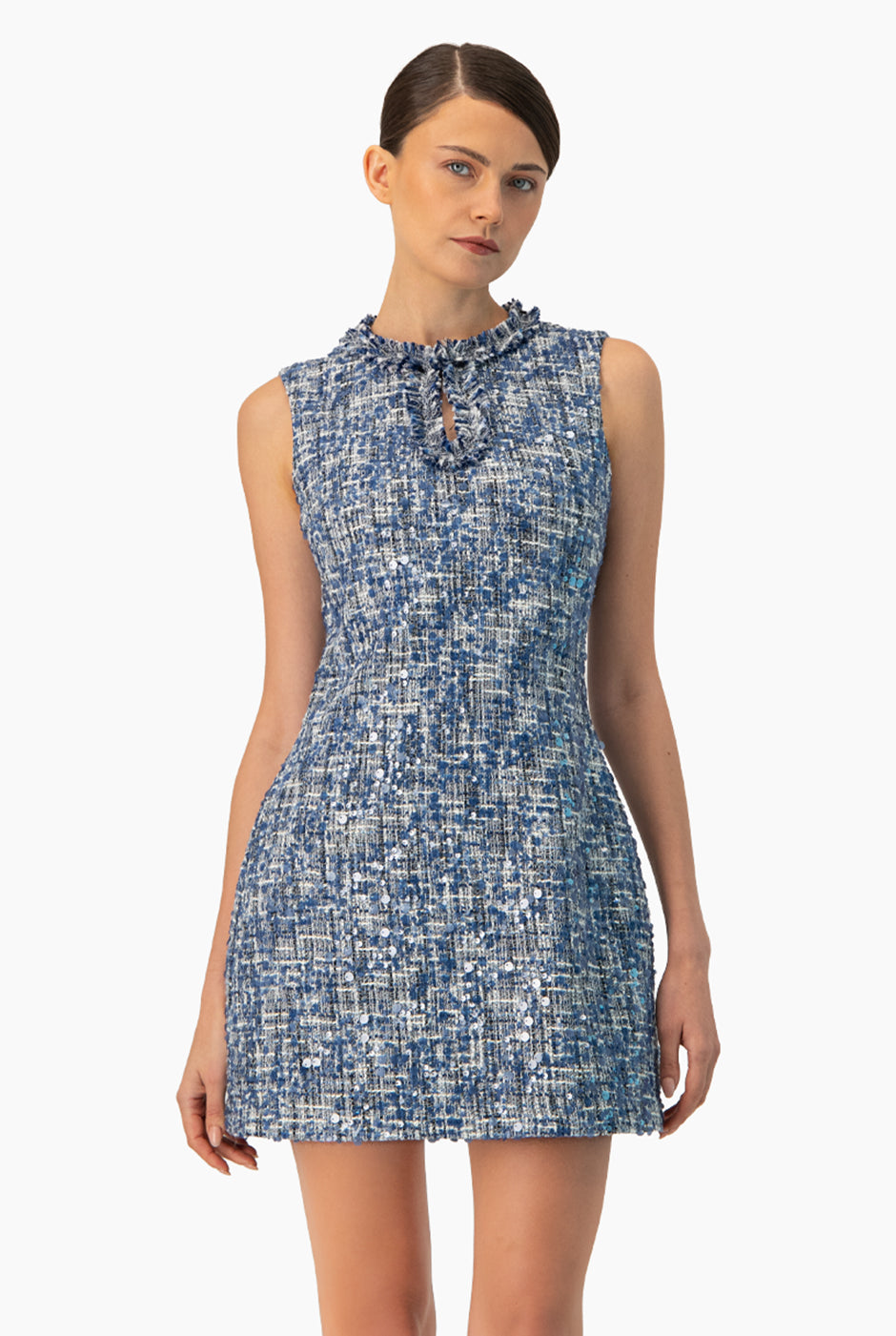 Vestido corto azul sin mangas con lentejuelas y escote de gota