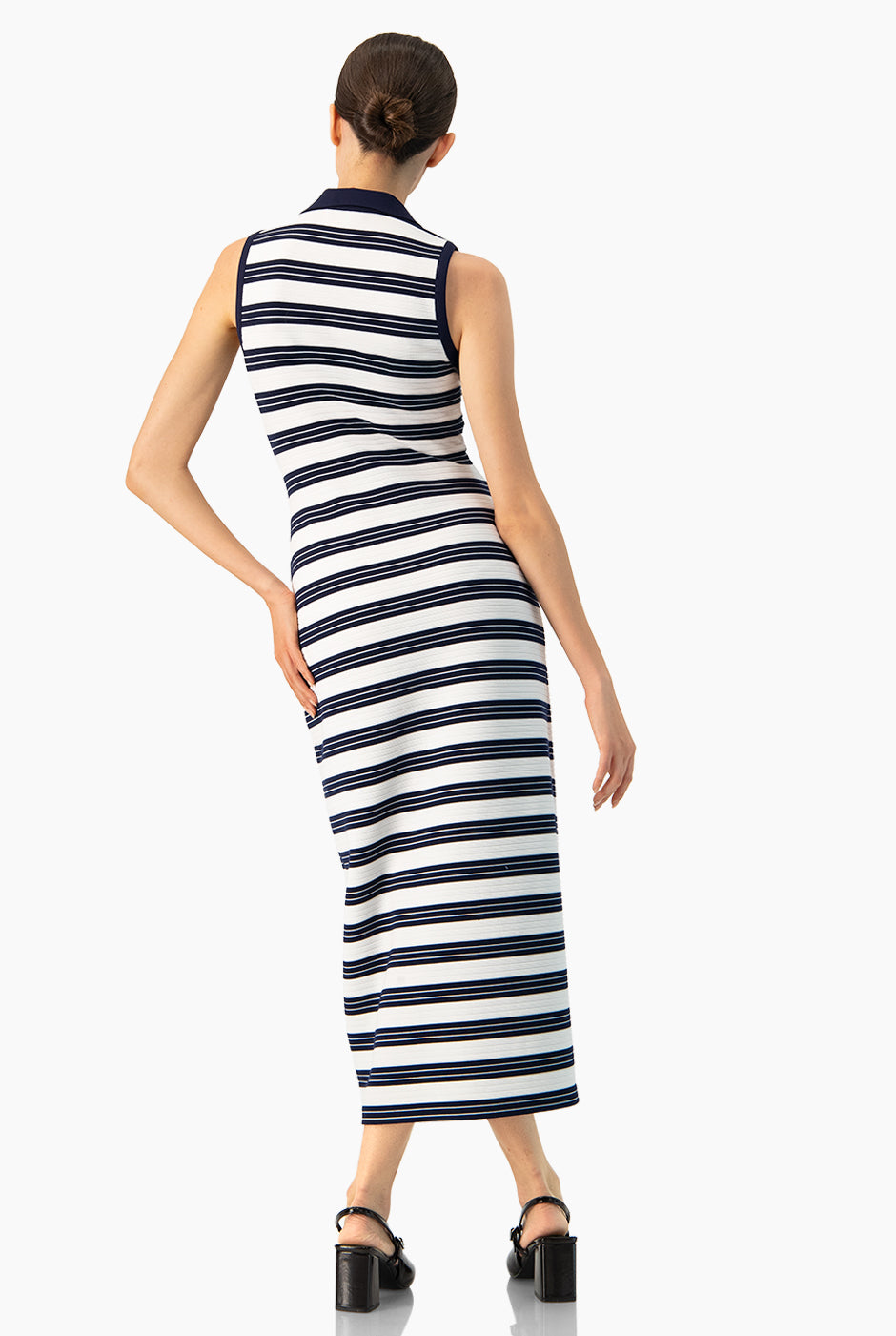 Vestido largo rayado sin mangas azul marino con escote en V