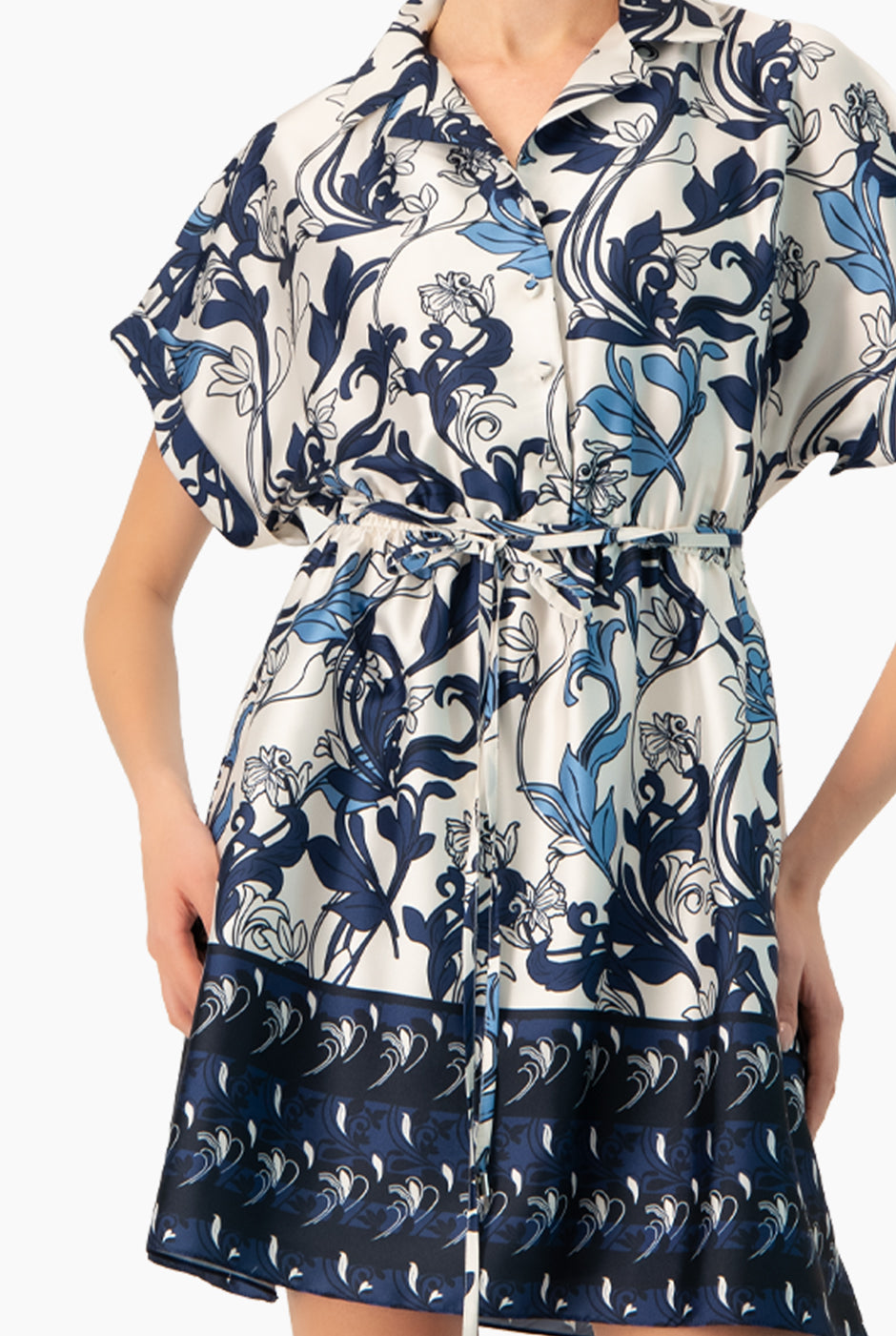 Vestido corto estampado multicolor con manga caída y cinturón