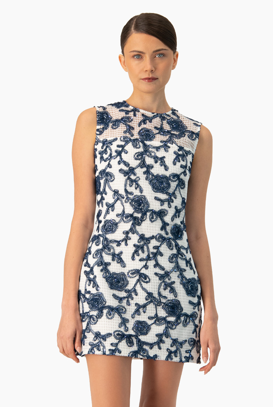 Vestido corto blanco sin mangas con bordado floral