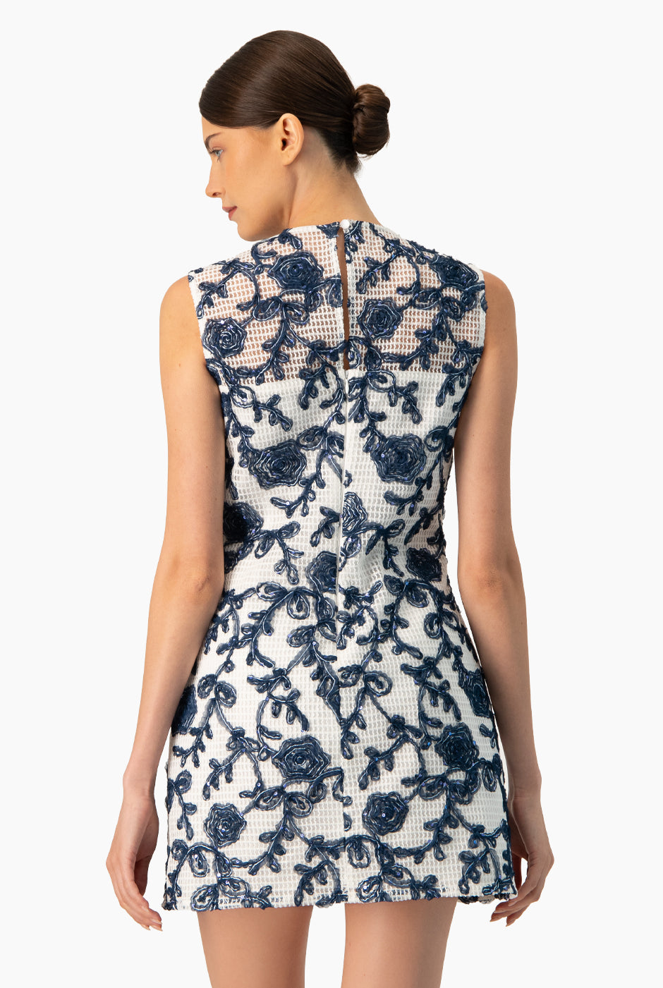 Vestido corto blanco sin mangas con bordado floral