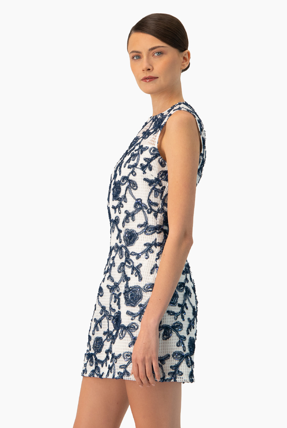 Vestido corto blanco sin mangas con bordado floral