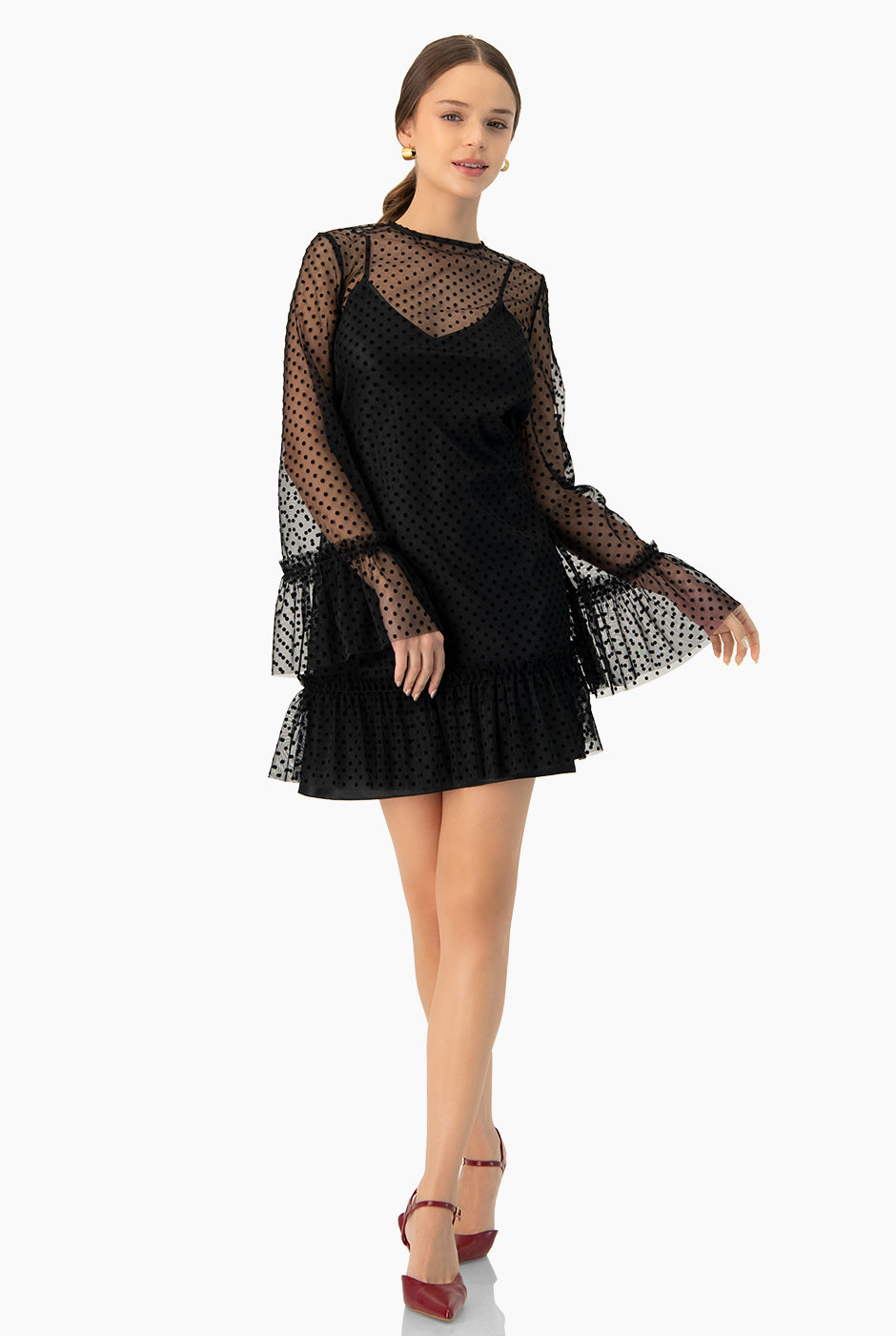 Vestido corto negro con lunares y mangas largas amplias