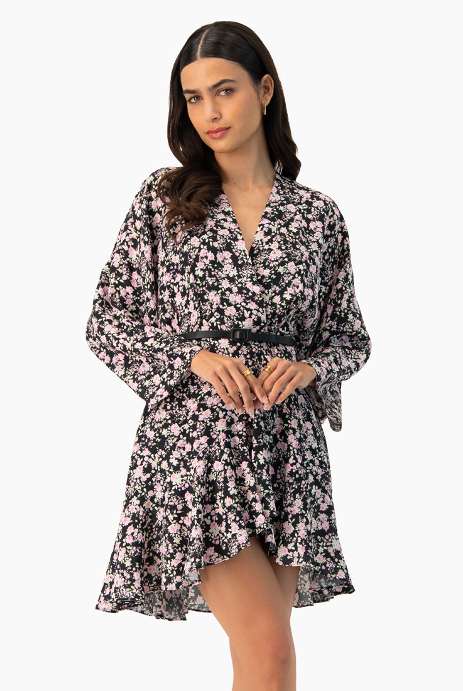 Vestido corto floreado con escote en V y mangas largas