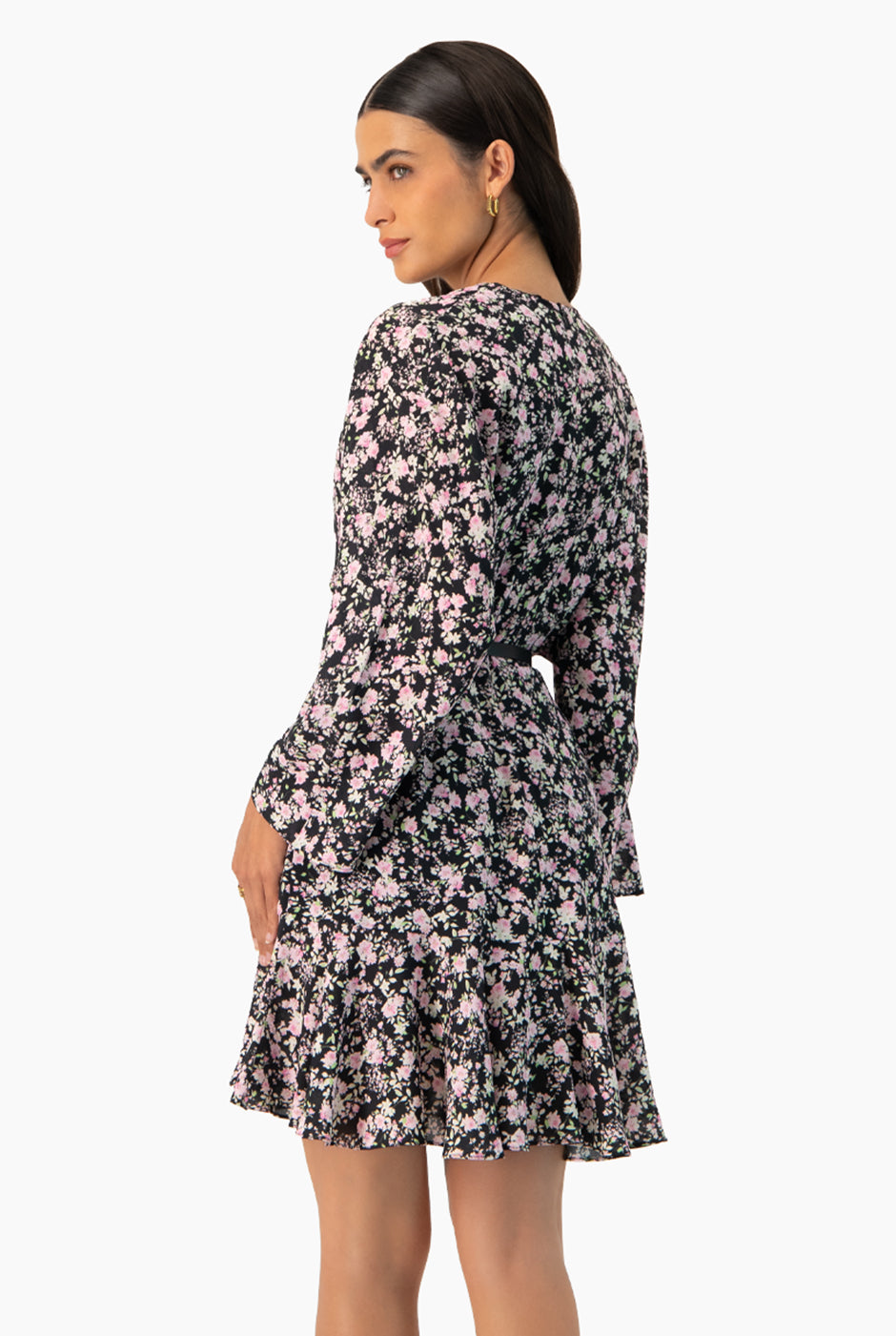 Vestido corto floreado con escote en V y mangas largas