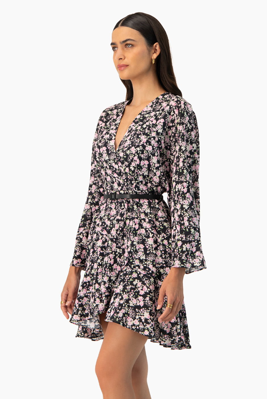 Vestido corto floreado con escote en V y mangas largas