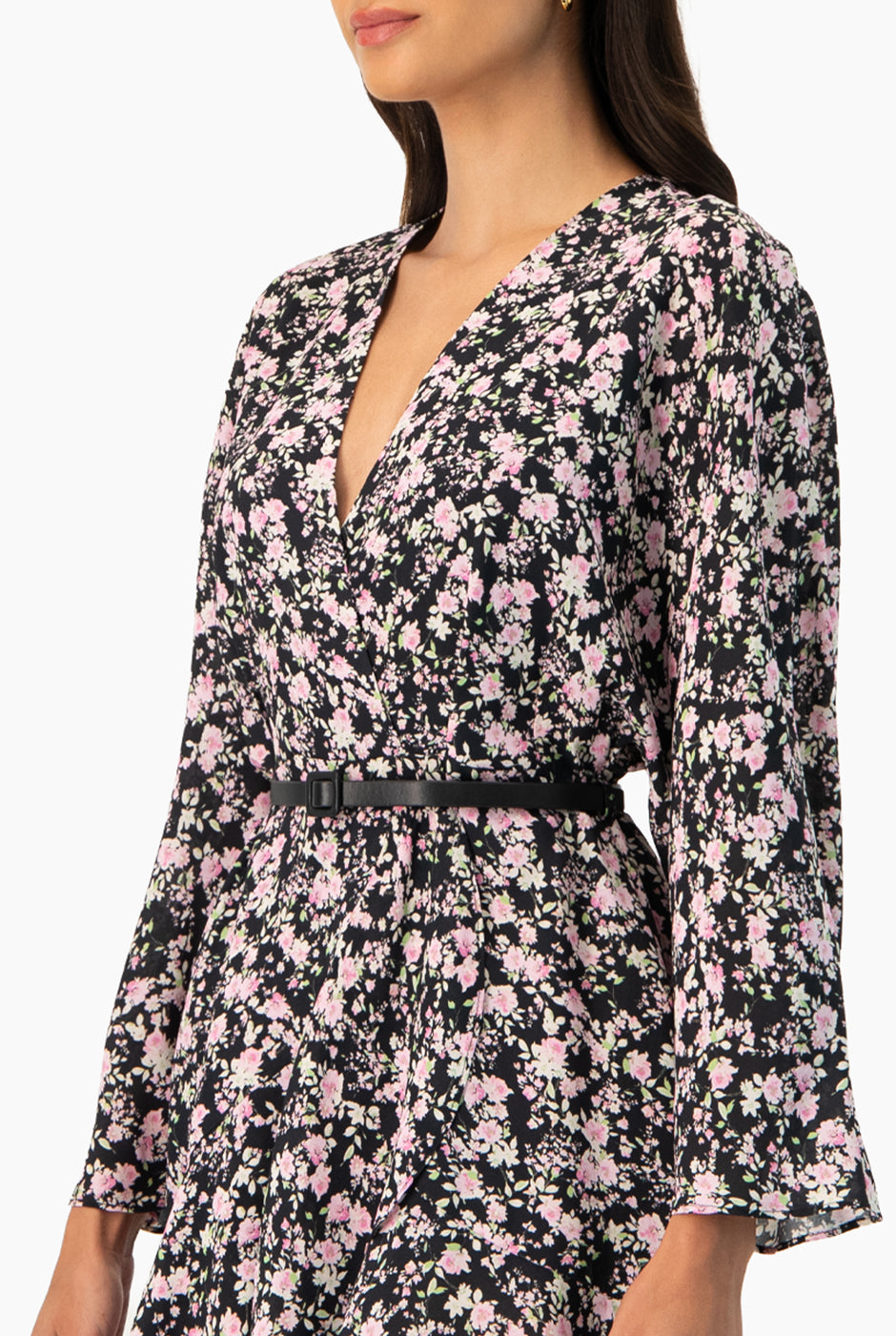 Vestido corto floreado con escote en V y mangas largas