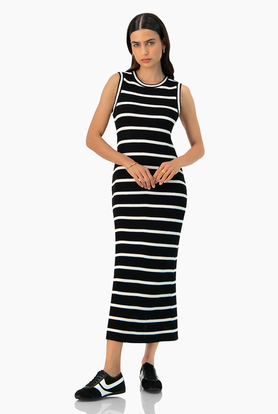 Vestido largo negro tejido con rayas y abertura trasera