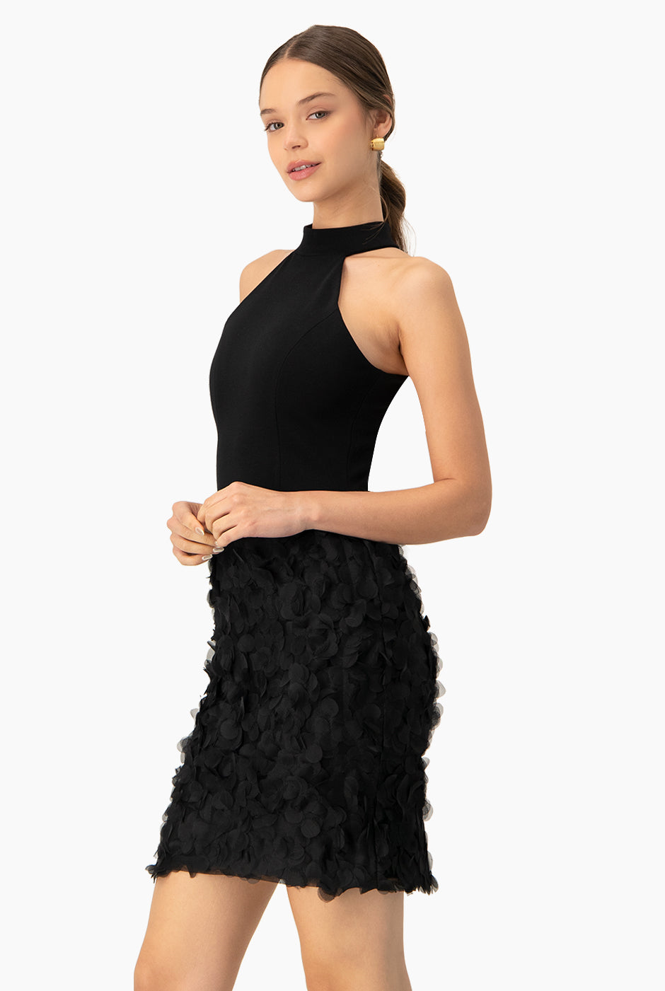 Vestido halter negro con aplicaciones florales